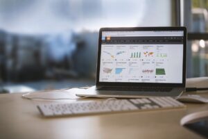 حاسوب فيه بيانات الشركة واحصاءات تجارية